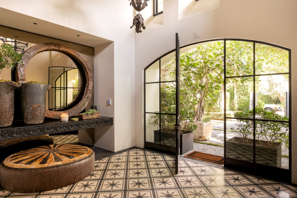 Bruce Willis’ former Beverly Hills home sells for $41.25M — in one of