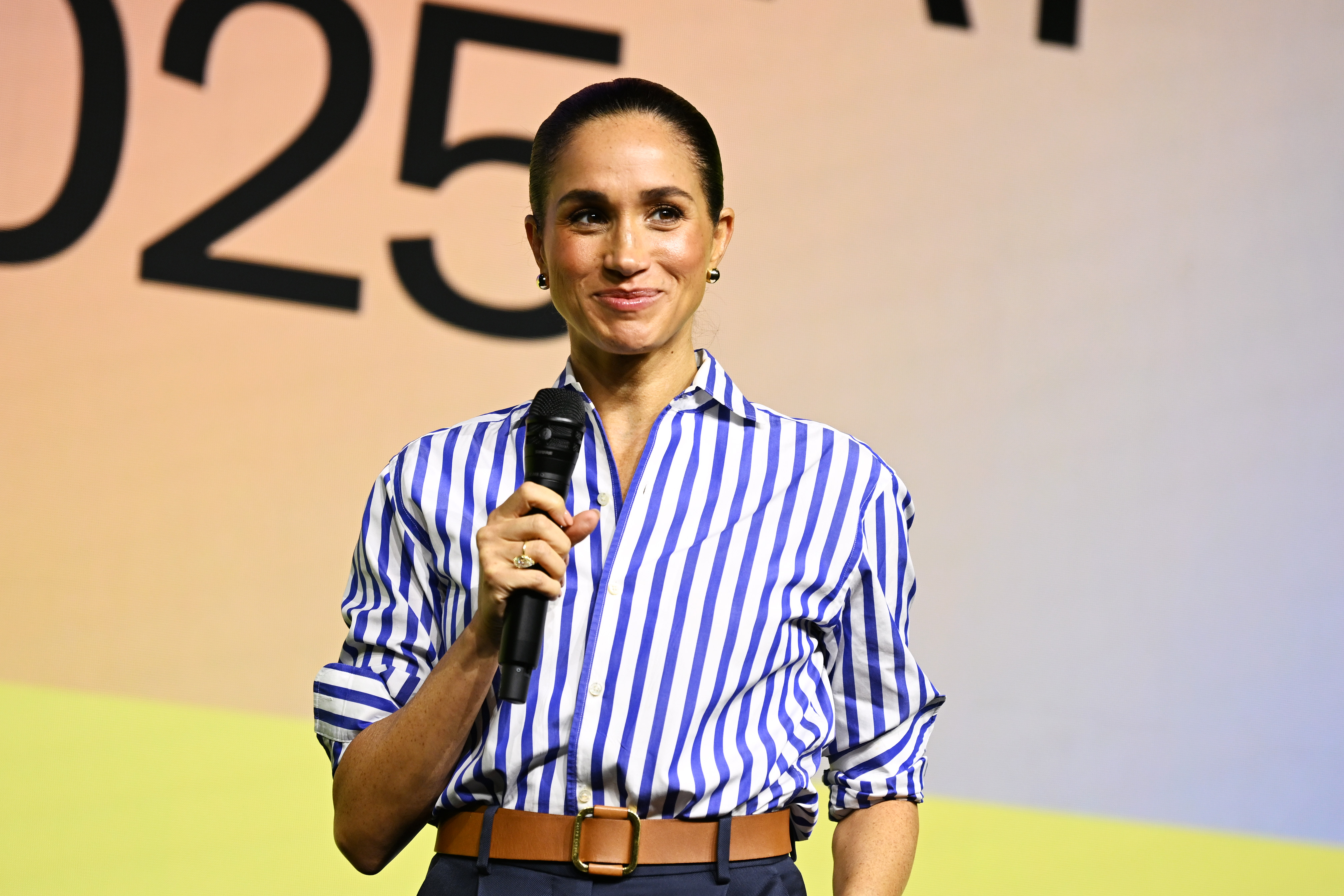 meghan markle green shirt dress Meghan Markle in Green Room 502 Shirtdress for ActionAid Visit