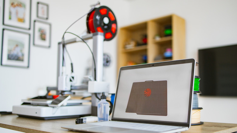 Stolni 3D printer uparen s prijenosnim računalom