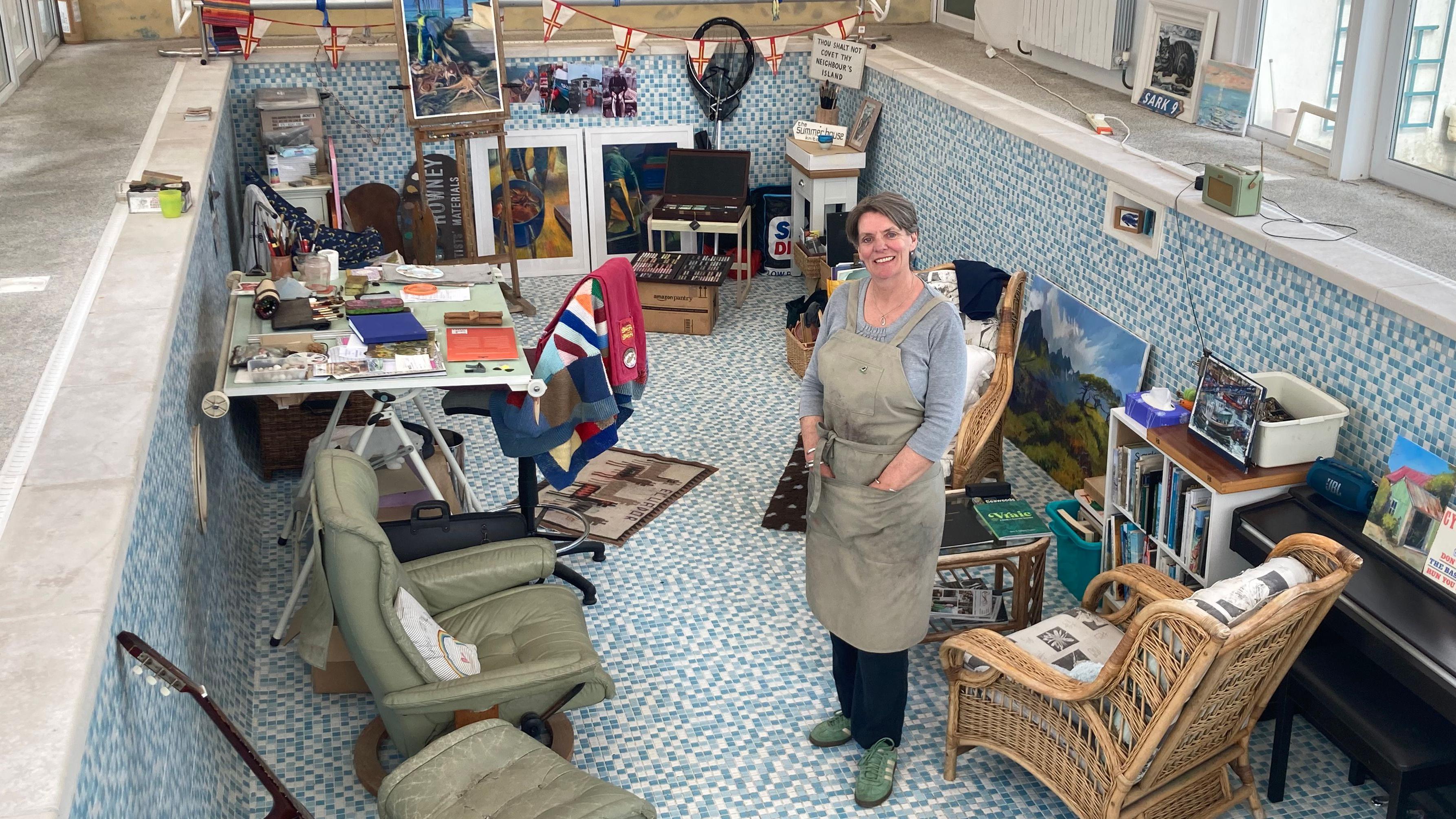 Artist uses pool as 'deep end' art studio - AOL