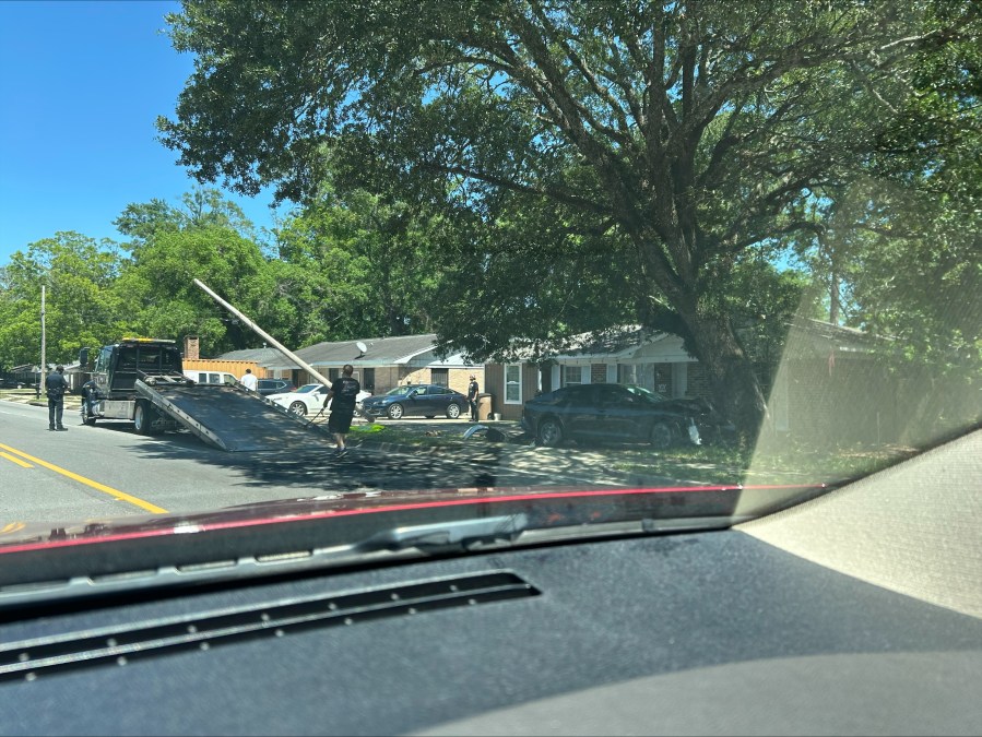 Car crashes into utility pole in Mobile - AOL