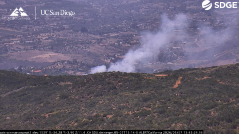 Firefighters battle 3-acre brush fire in Vista - AOL