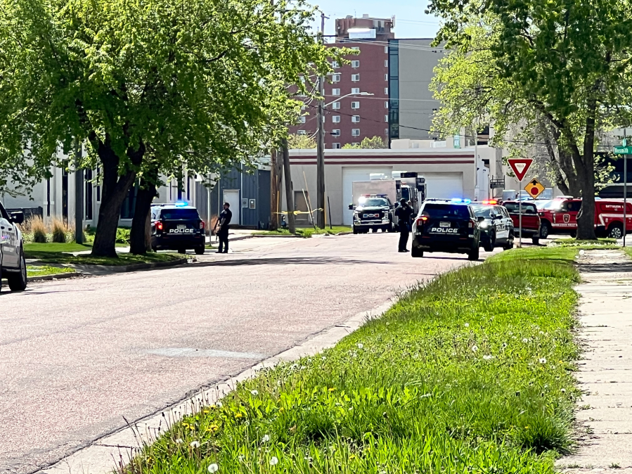 Police engaged in standoff near downtown Sioux Falls - AOL