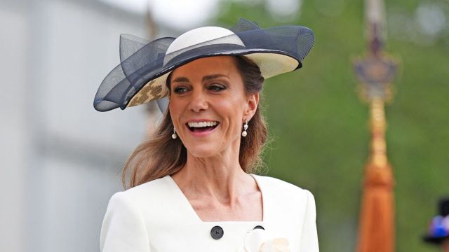 kate middleton re-wears cream lace self-portrait dress with pearls Kate Middleton Rewears Queen Elizabeth's Earrings With Self-Portrait Dress
