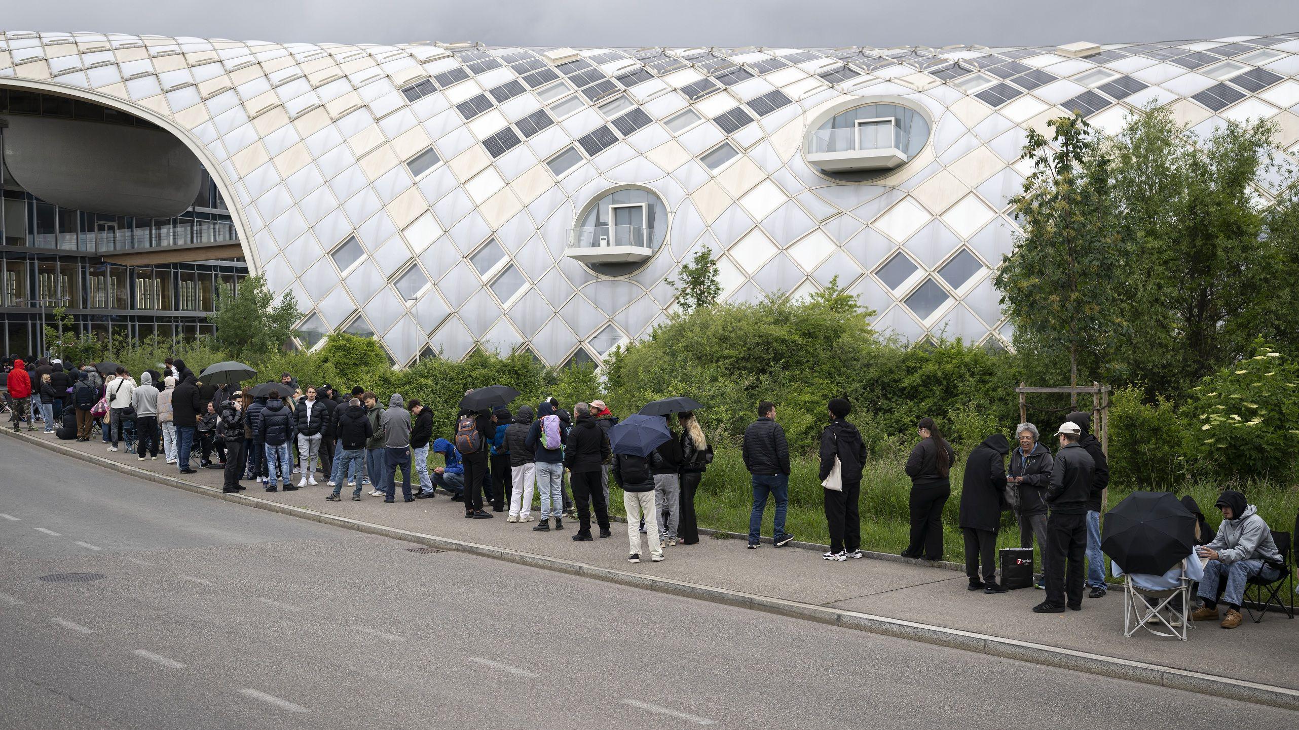 Swatch shuts stores after crowds queue for new watch - AOL