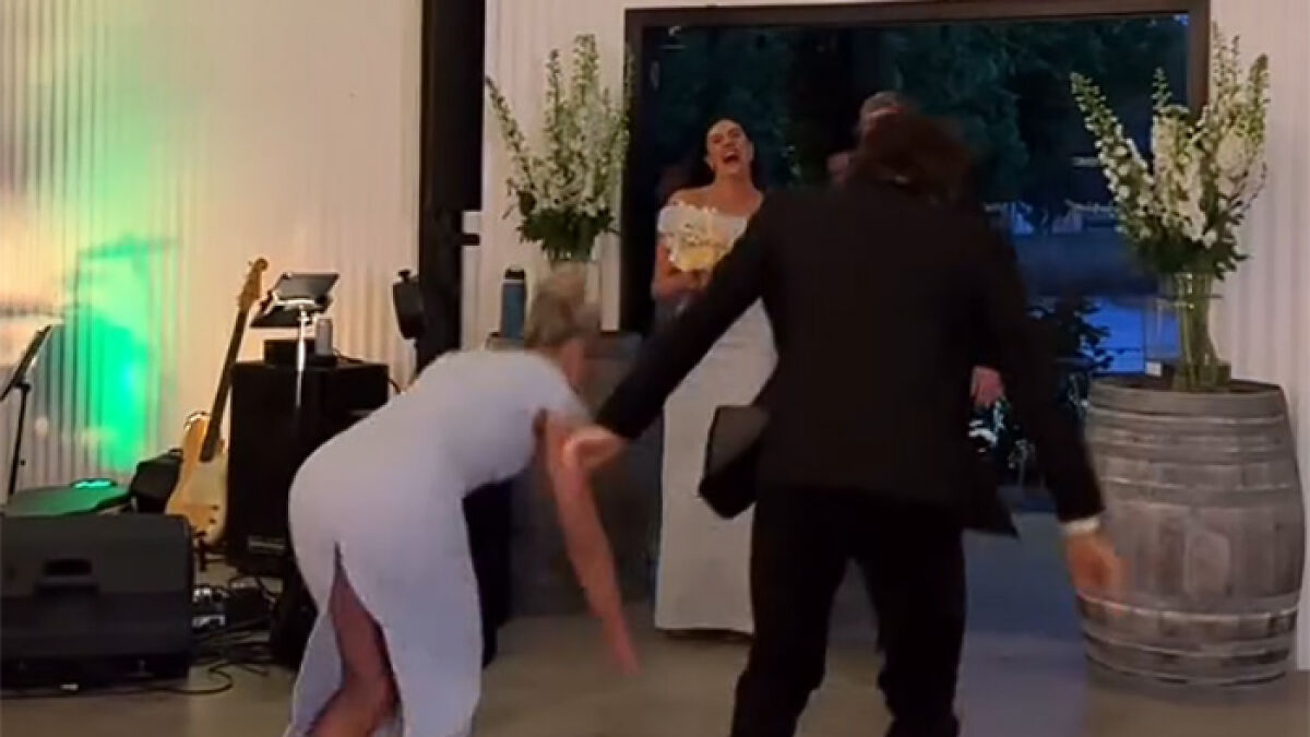 bridesmaid dress malfunction Wedding Fails and Picture Faux Pas