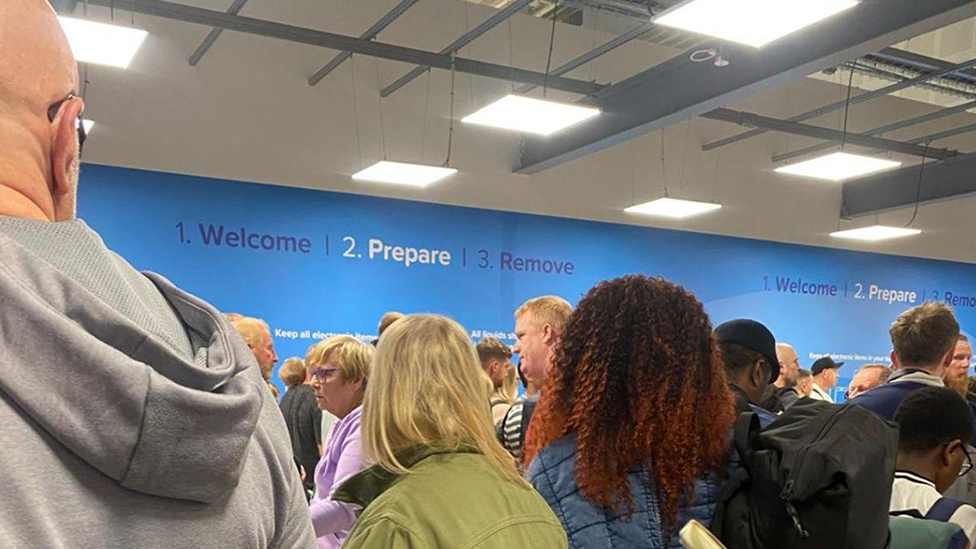 Security Queue Work 'Chaos' as passengers face airport security queues - AOL