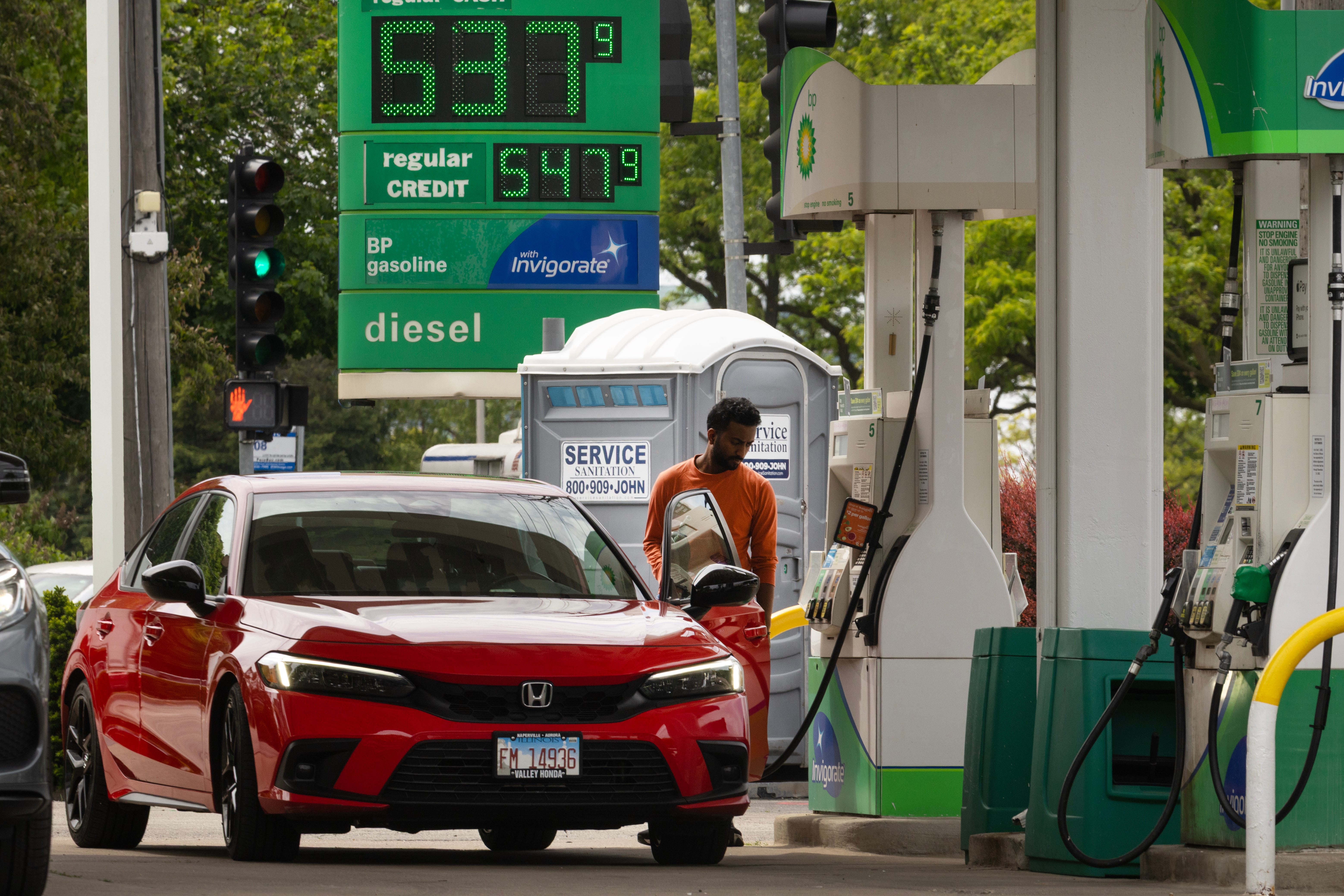 Gas prices across USA heading into Memorial Day weekend - AOL
