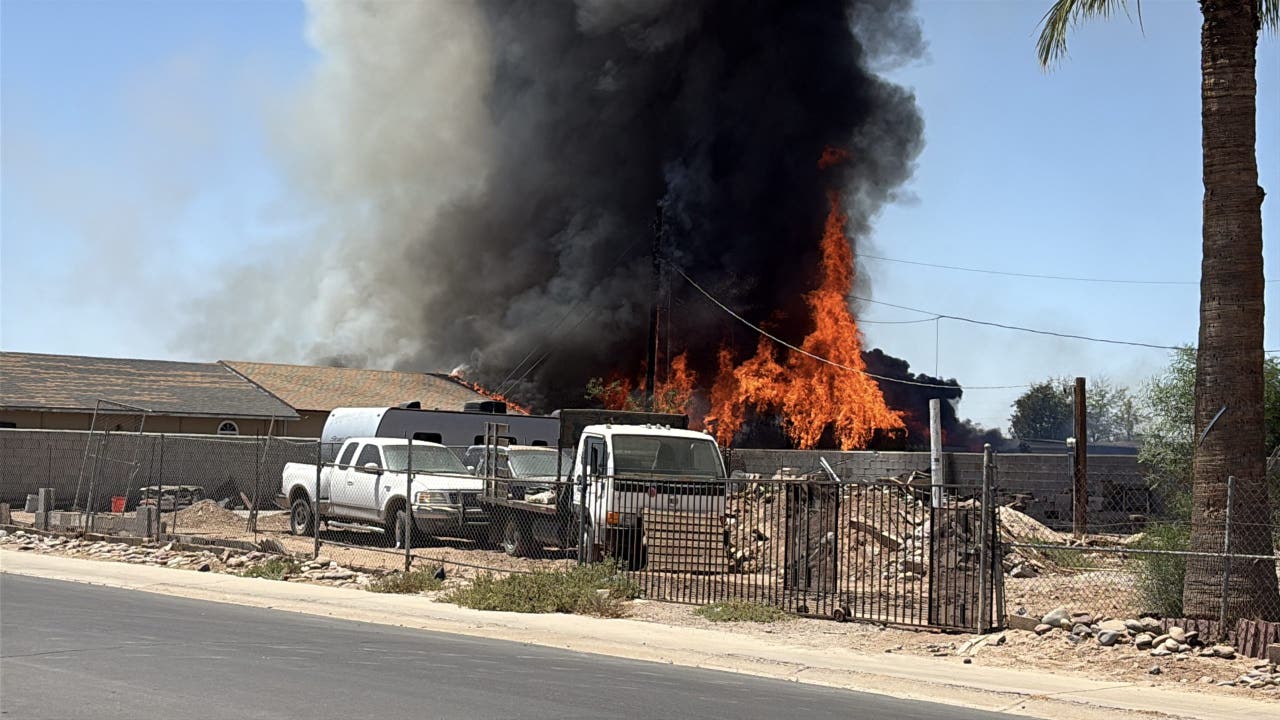 Fire tears through south Phoenix mobile homes, displacing 7 people - AOL
