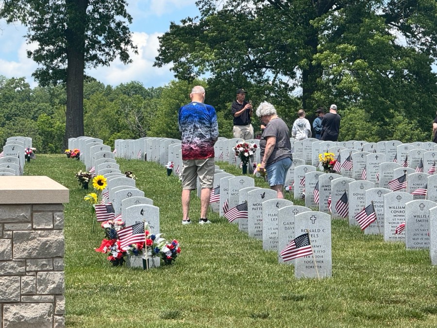 Hundreds gather for Memorial Day ceremony at Missouri Veterans Cemetery ...