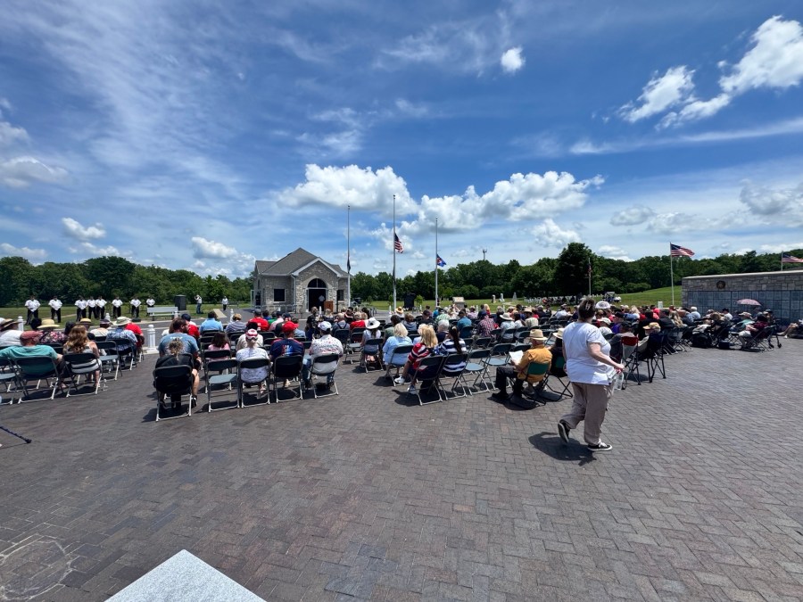 Hundreds gather for Memorial Day ceremony at Missouri Veterans Cemetery ...