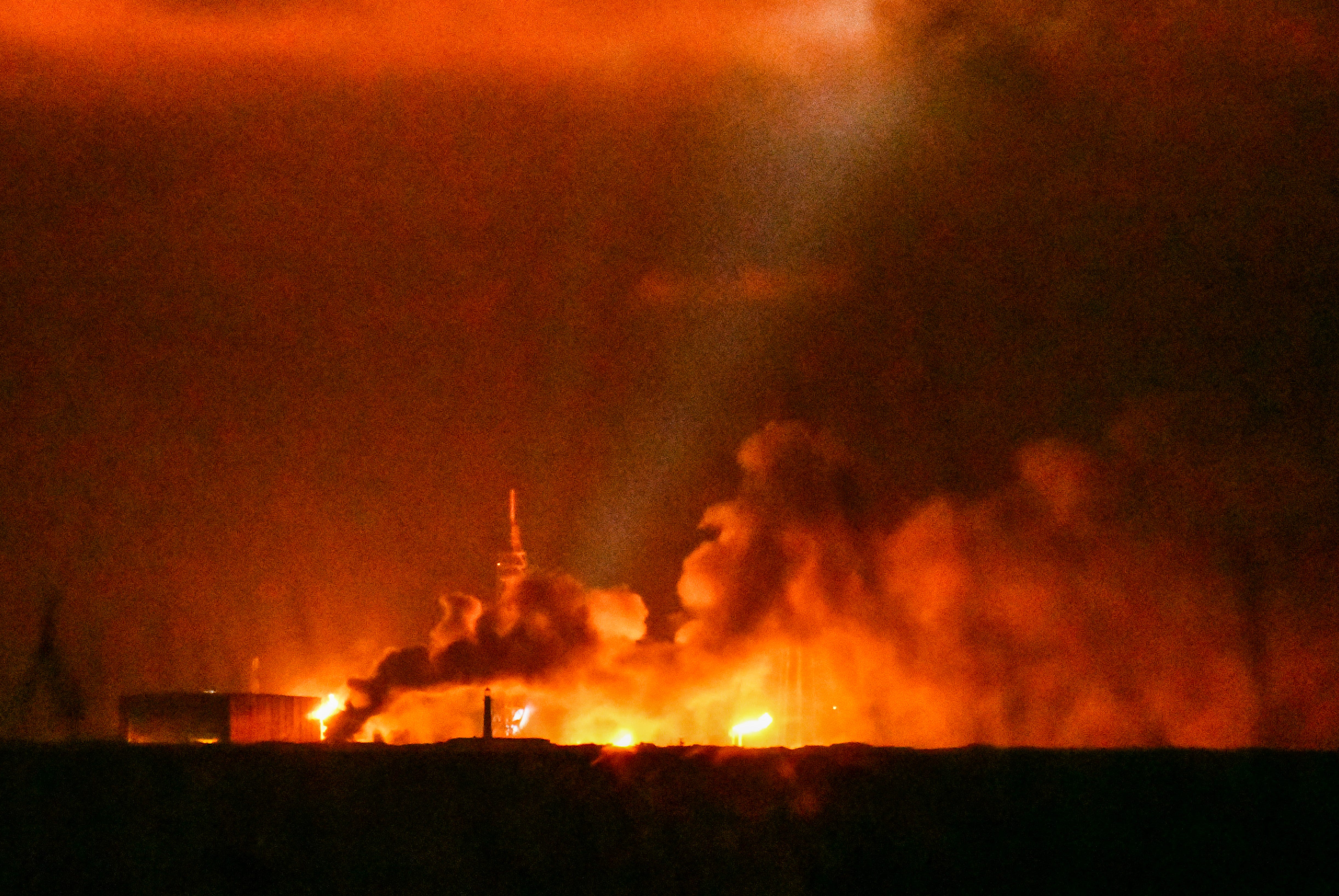 Watch moment Jeff Bezos' Blue Origin rocket explodes - AOL