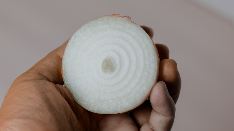 Cleaning Your Griddle? Drop The Brush And Grab An Onion (Bonus Flavor ...