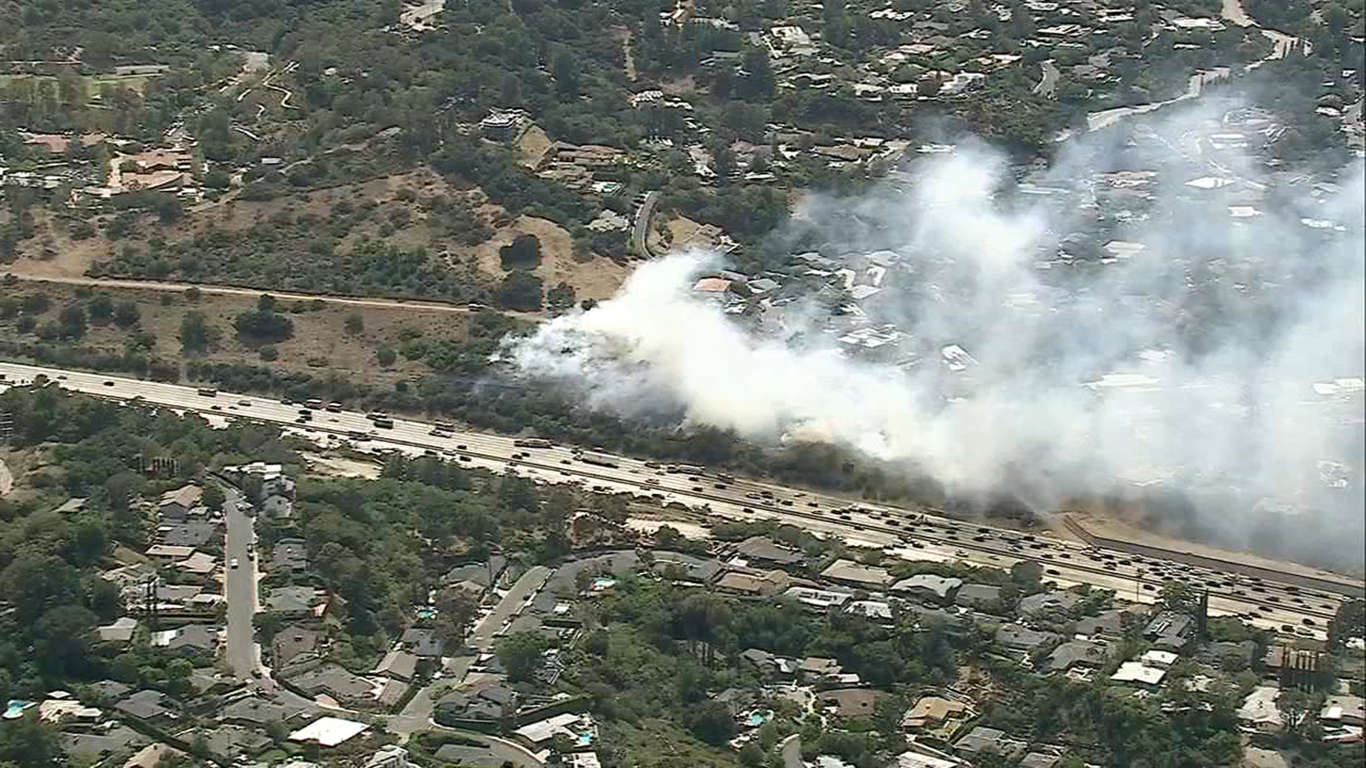 Brush fire temporarily shuts down SB lanes of 405 Freeway in Sepulveda ...