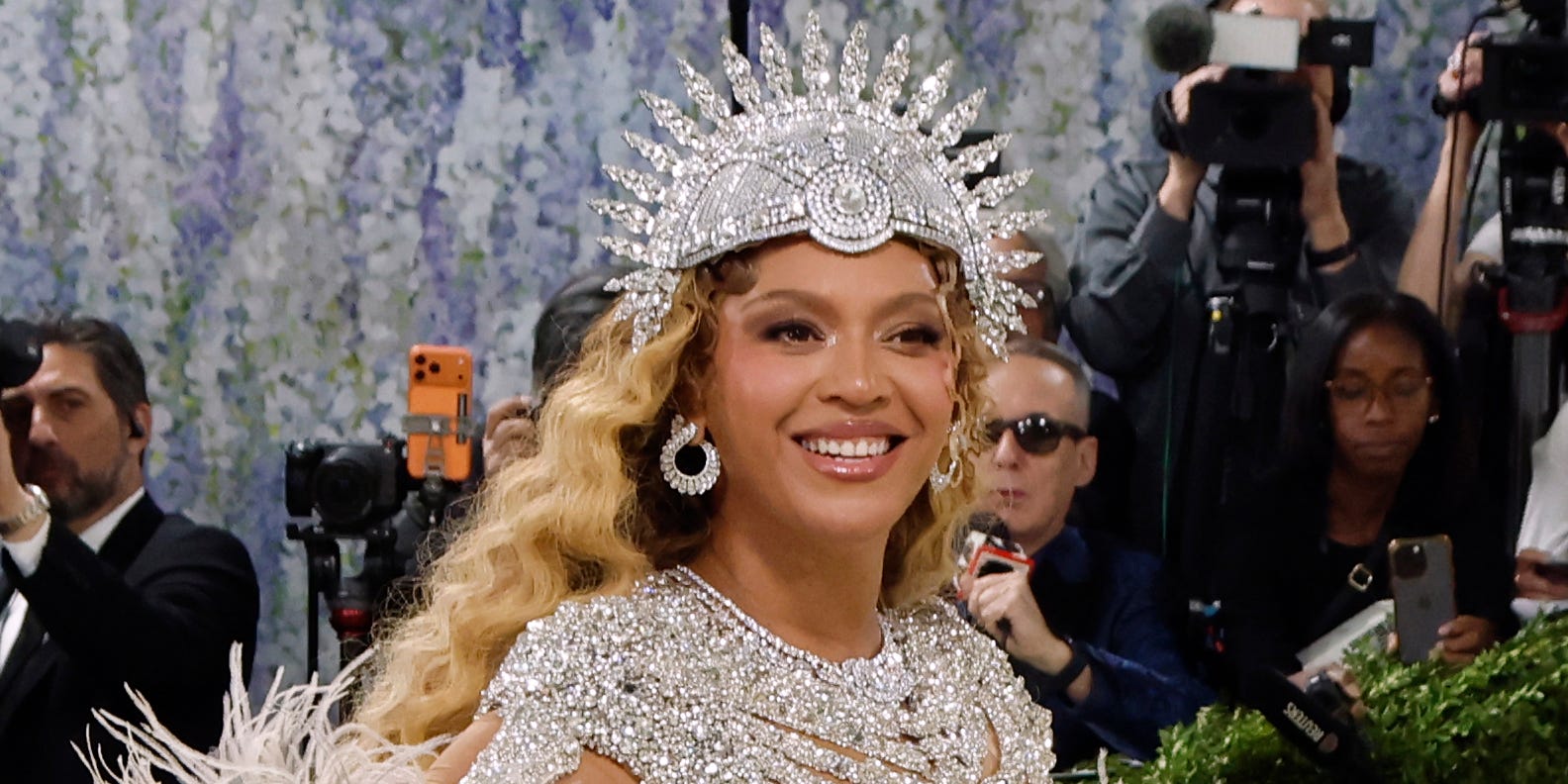 Beyoncé Seen Dancing in a Blazer and Jeans to Jay-Z’s Music in ...