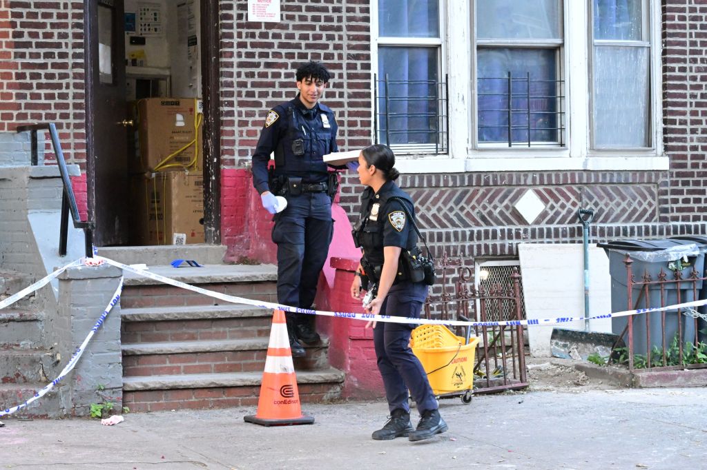Dead man discovered in NYC apartment after foul odor spread in building ...