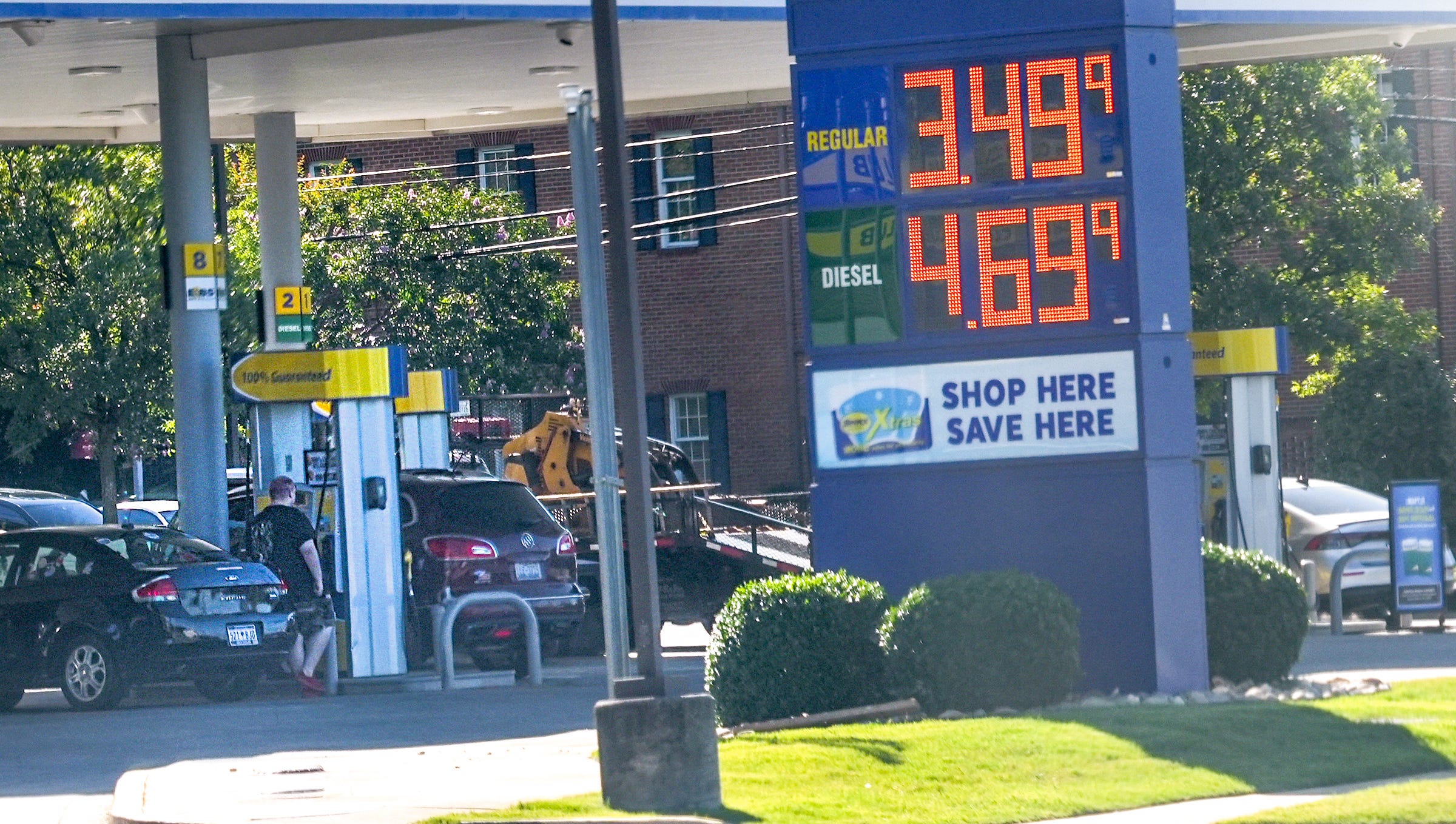 South Carolina gas prices drop, but experts warn that spikes loom - AOL