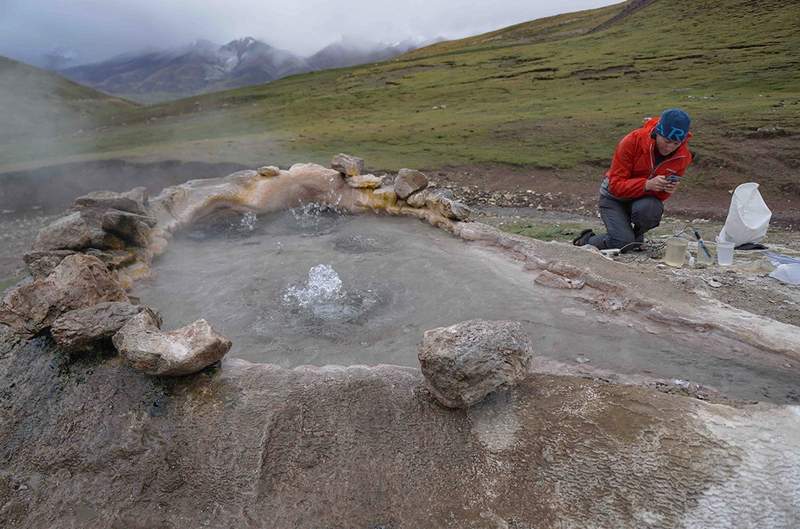 Scientists discover a major geological rift tearing India in two - AOL