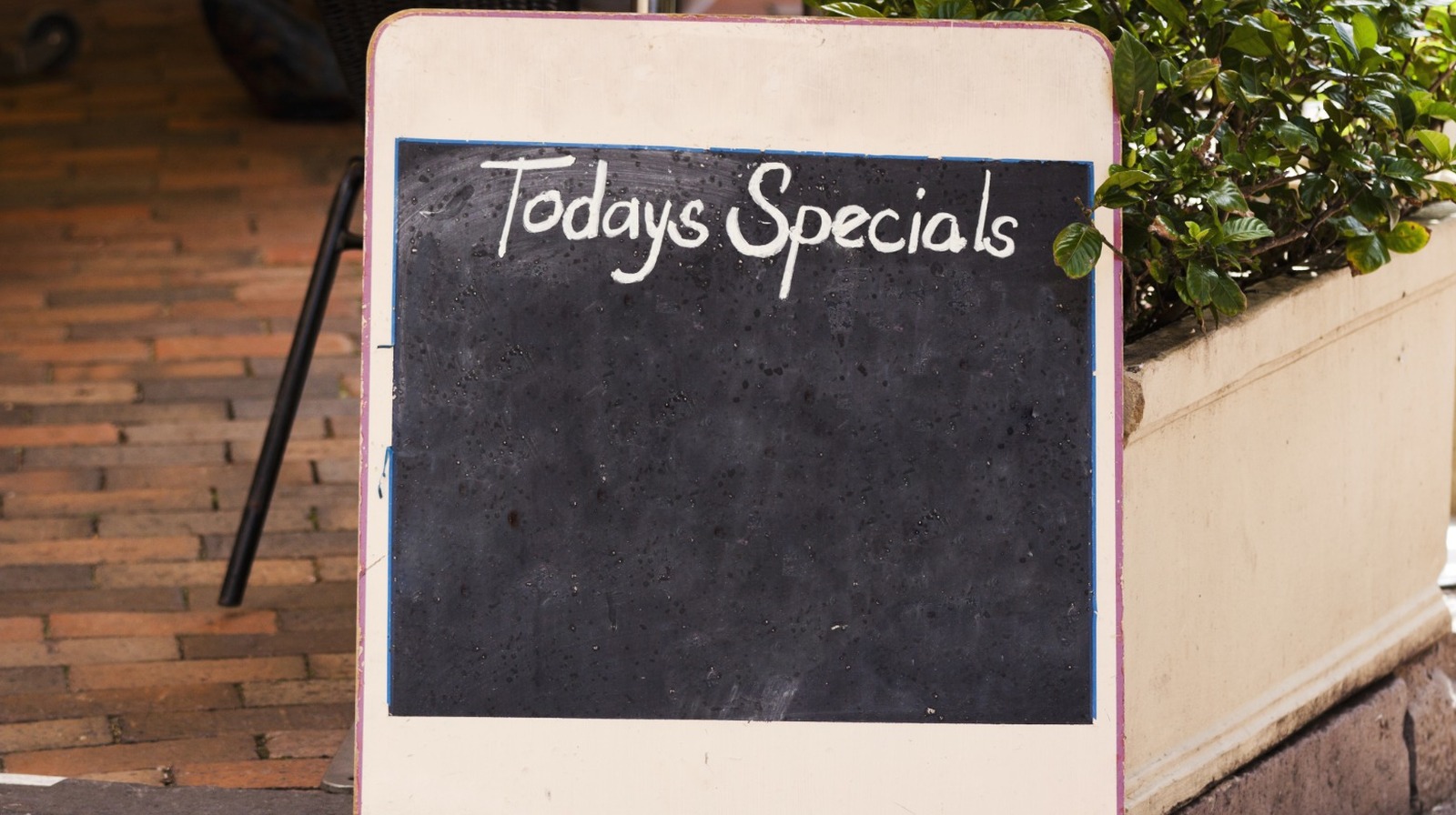 Why You Won't See Chefs Ordering The Specials At Restaurants - AOL