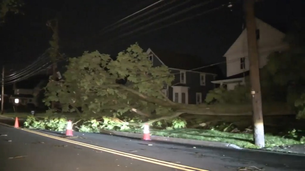 Storms knock out power in the Midwest and disrupt Chicago flights - AOL