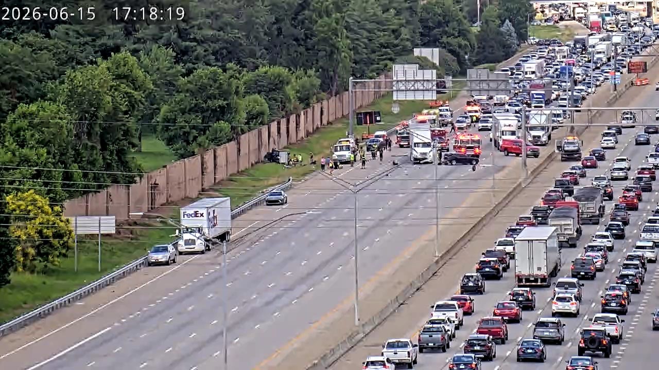 Injuries reported in 4-vehicle crash on WB I-264, blocking all lanes - AOL