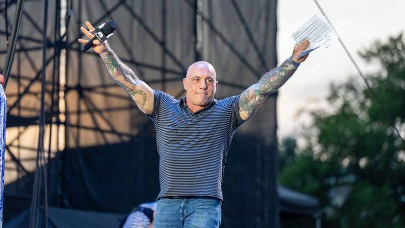 Joe Rogen Ripped Joe Rogan Mercilessly Mocked Over 'Insanely Small' Tie at White House ...