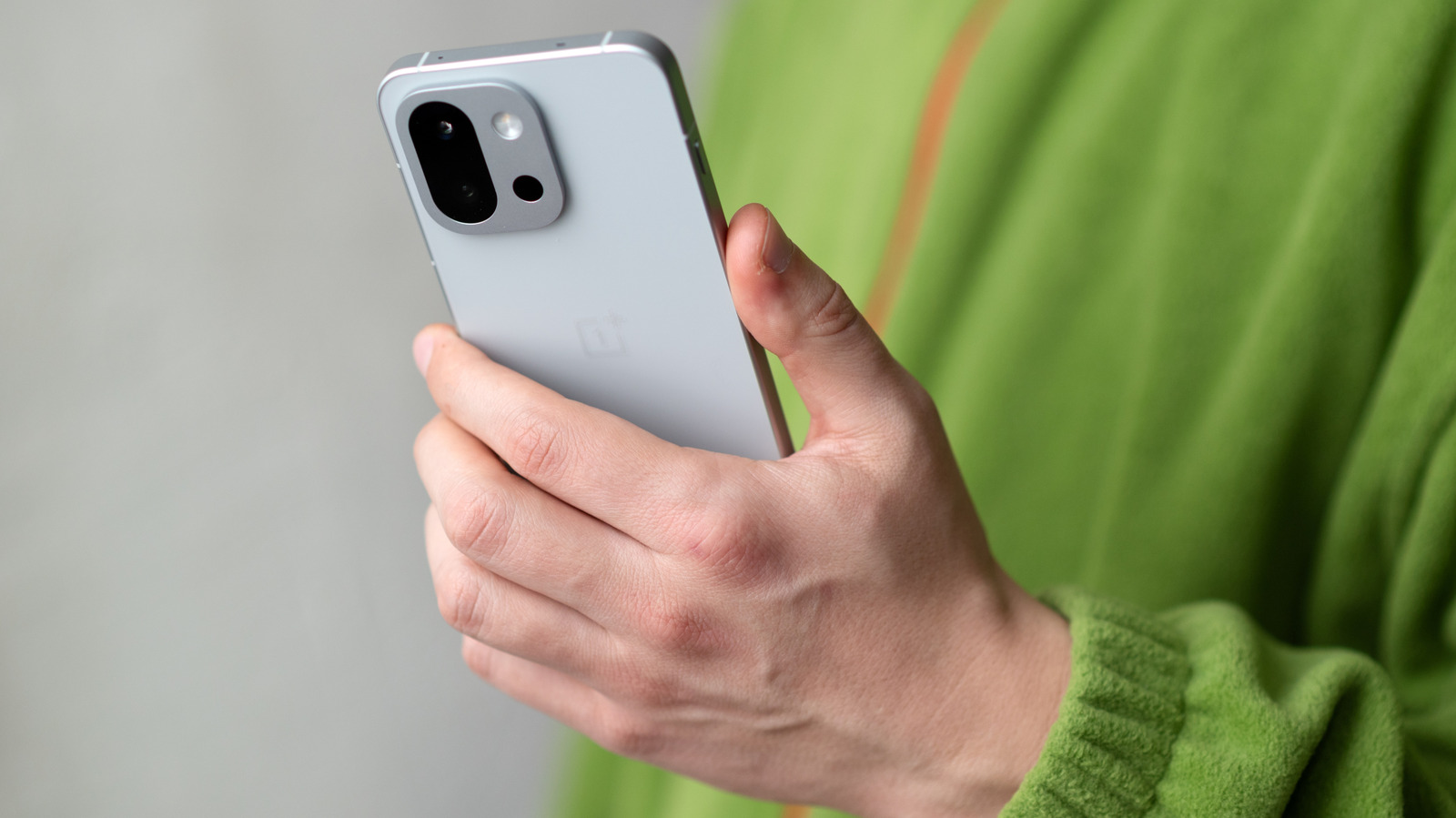 Oneor Hand Phone How Long Do Owners Say OnePlus Phones Usually Last? - AOL