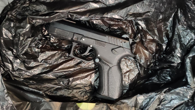 Submachine gun and pistol seized by police - AOL