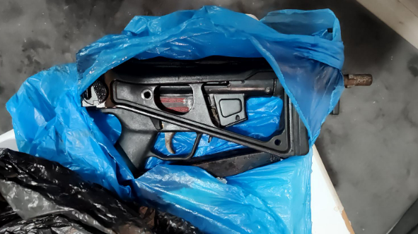 Submachine gun and pistol seized by police - AOL