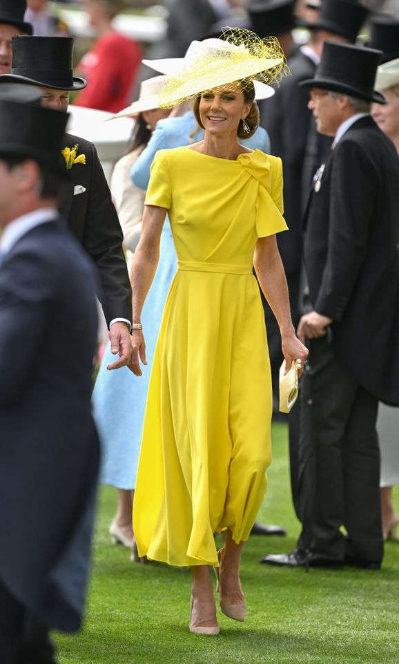 kate middleton's designer received a last-minute notification about her dress Reveals 30-Minute Heads Up on Red Carpet Moment Kate Middleton recycled this dress