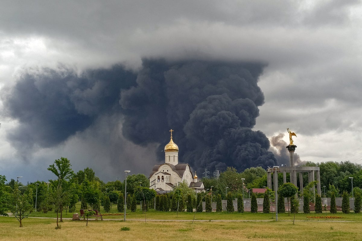 Ukraine sends Moscow oil refinery up in flames with largest drone ...