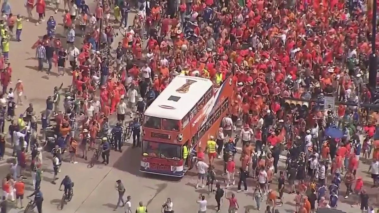 Dutch orange bus breaks down in Houston - AOL