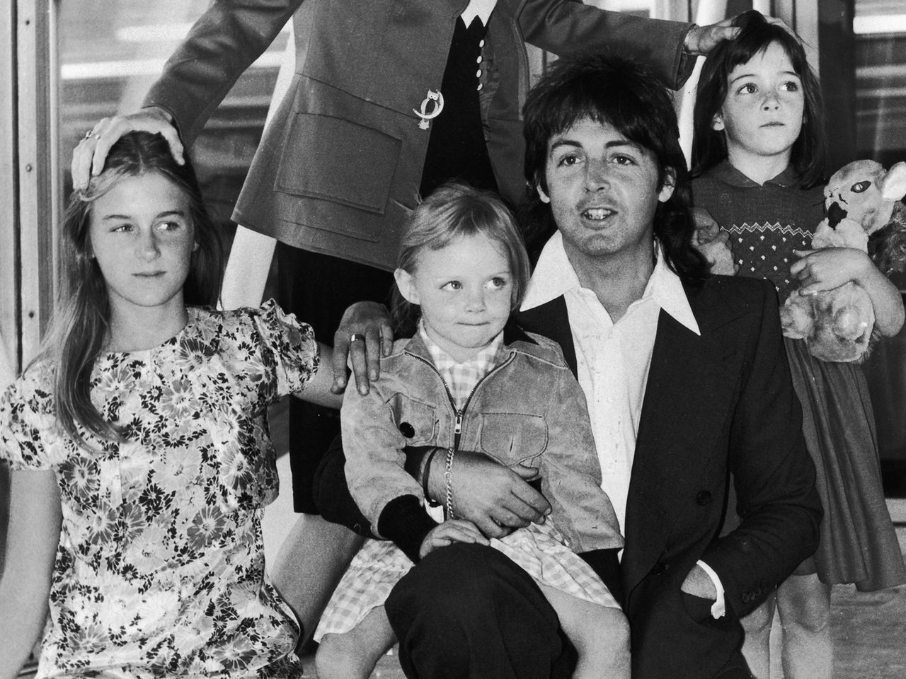 Paul McCartney com as filhas Heather, Stella e Mary em 1975. Crédito: Daily Express/Archive Photos/Getty