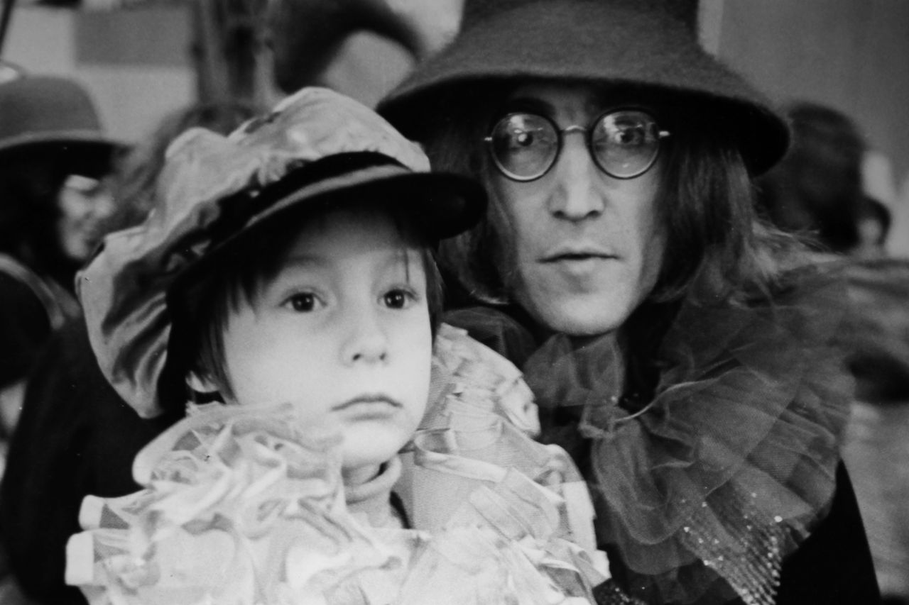 John Lennon com o filho Julian em 1968. Crédito: Keystone-France/Gamma-Rapho via Getty