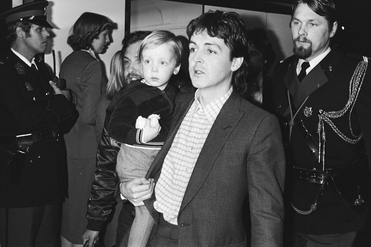 Paul McCartney com seu filho James em 1980. Crédito: Sepia Times/Universal Images Group via Getty