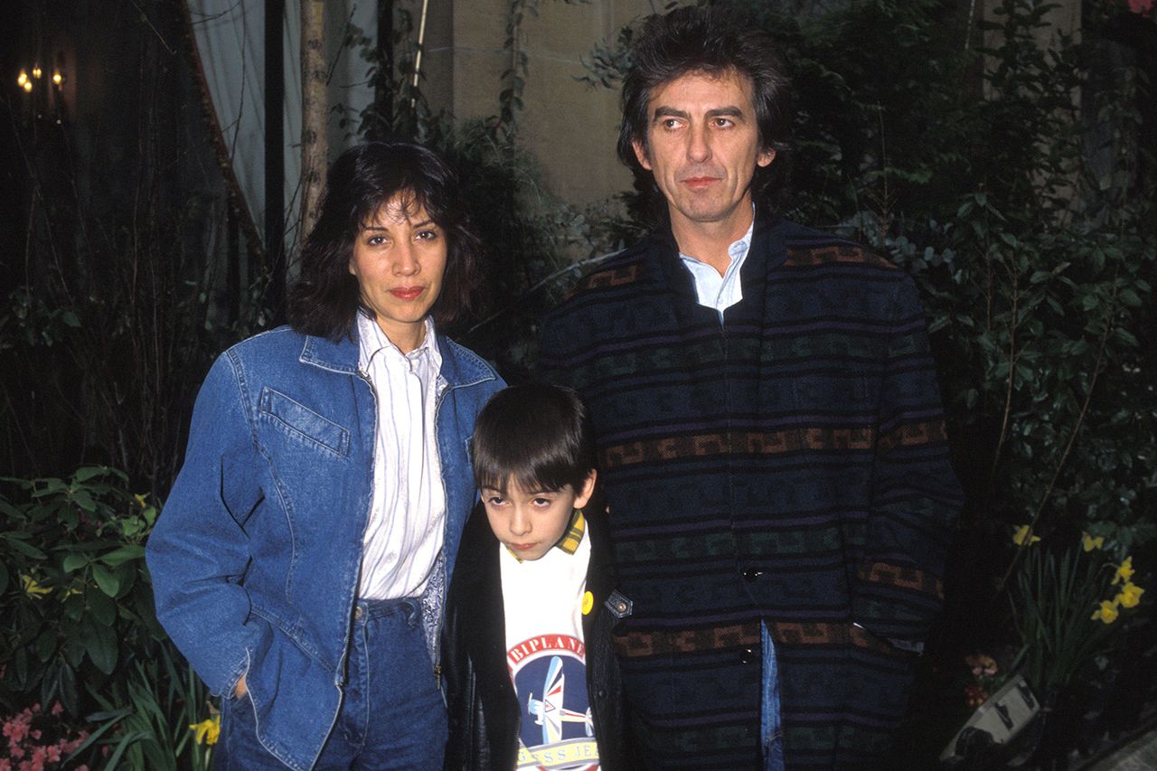 Olivia e George Harrison com o filho Dhani em 1988. Crédito: GARCIA/Gamma-Rapho via Getty Images)