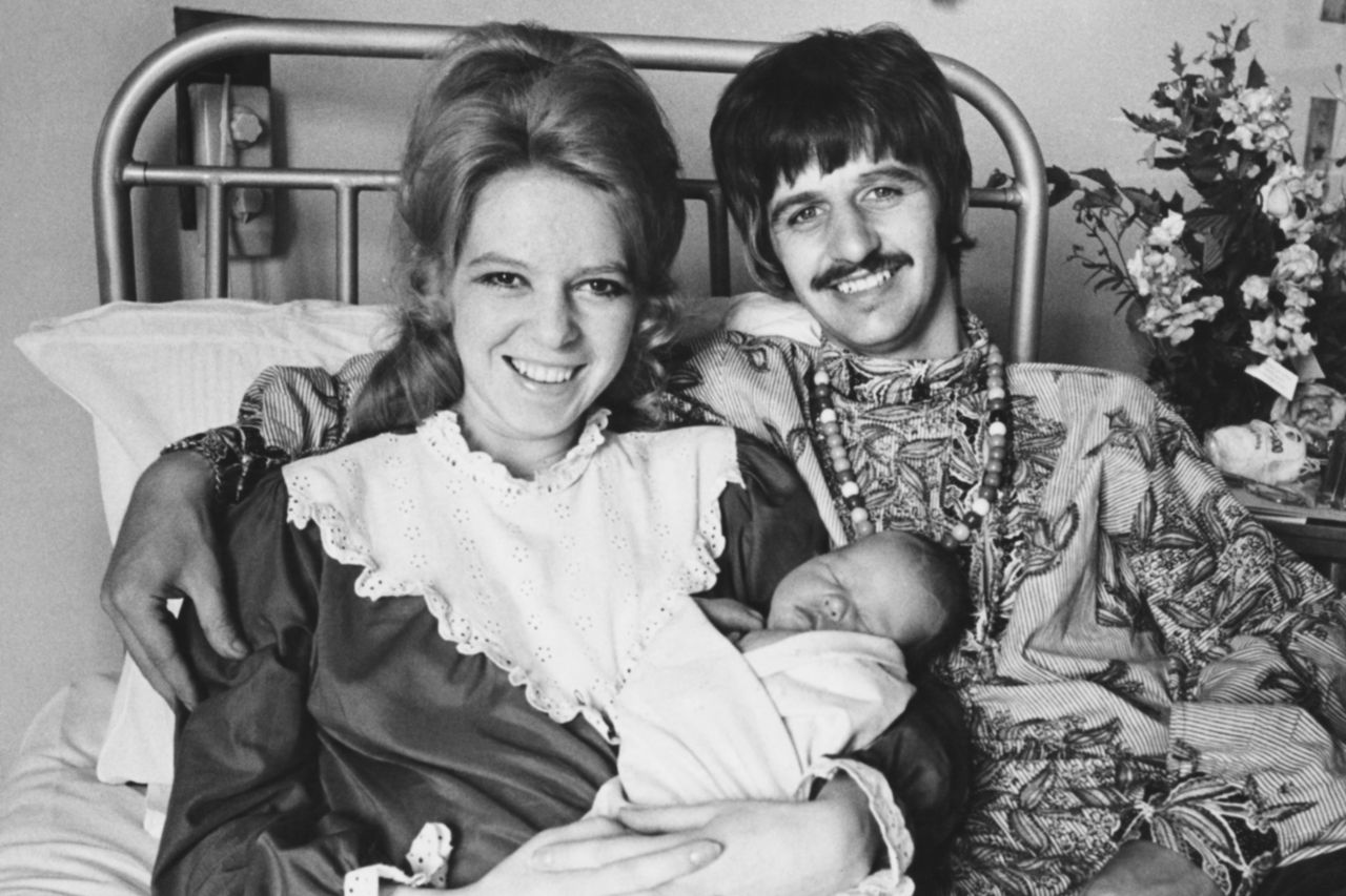 Ringo Starr e Maureen com seu filho Jason em 1967. Crédito: Keystone/Hulton Archive/Getty