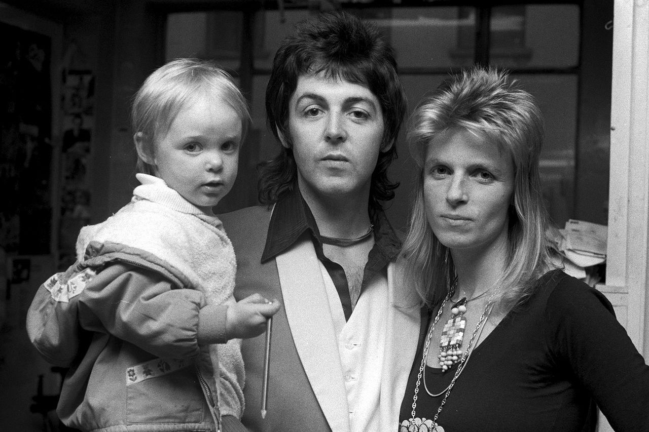 Paul McCartney e Linda McCartney com sua filha Stella McCartney em 1973. Crédito: Michael Putland/Getty