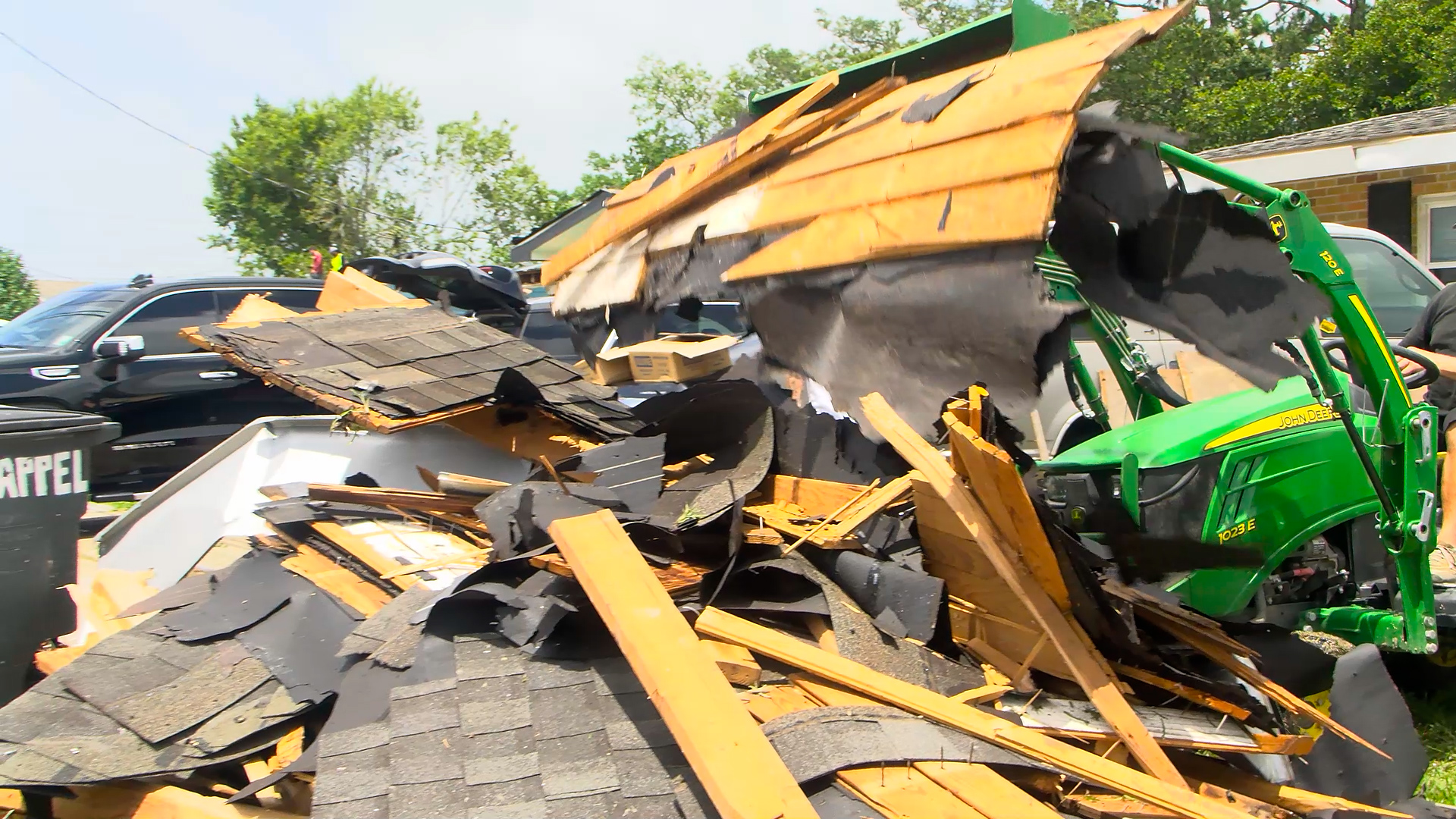 Houma residents clean up after severe weather rips roofs from homes - AOL
