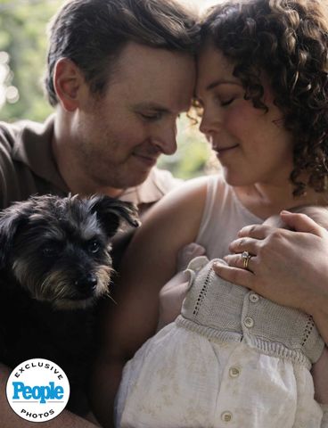 Ben Rosenbaum, Erin Krakow, sua filha e seu cachorro WilloughbyCrédito: Laura Isé