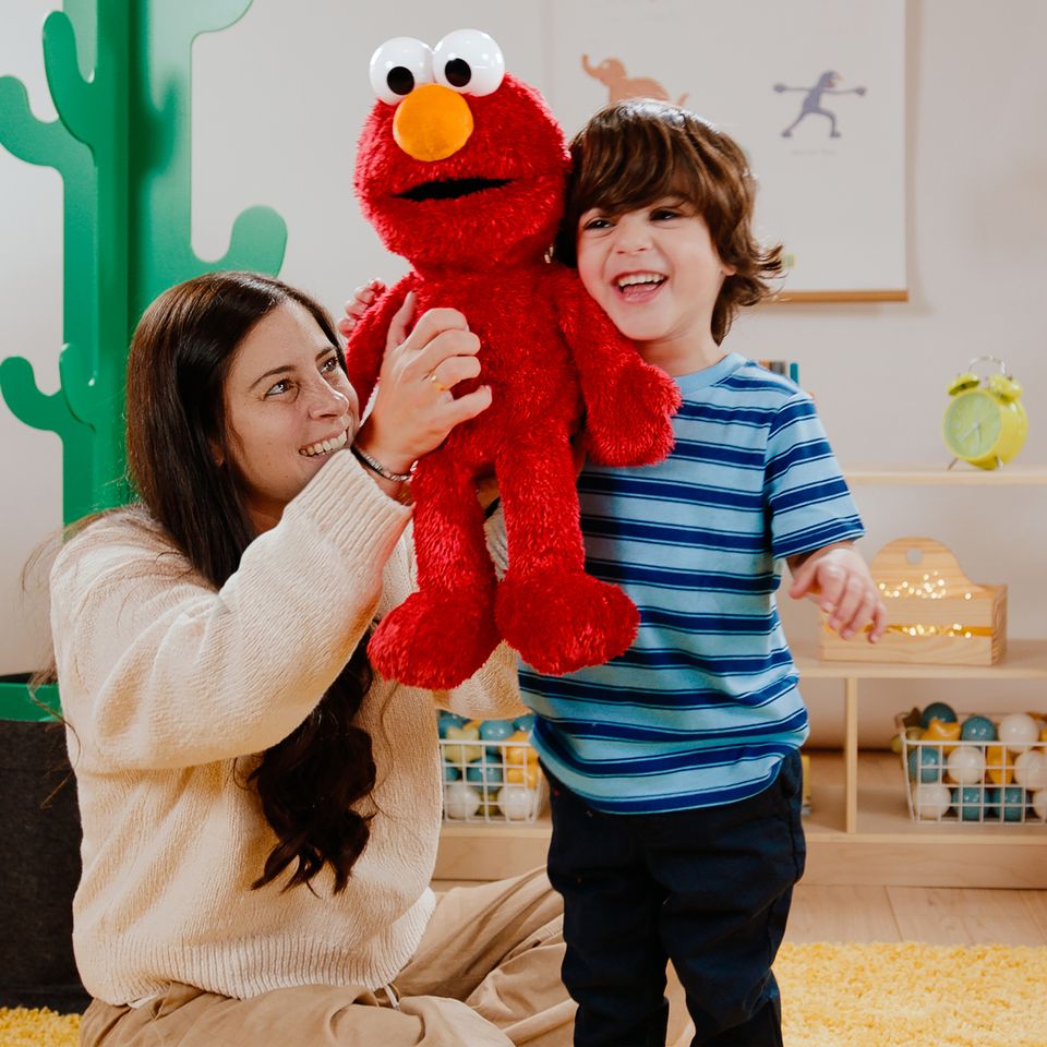 In 1996, Tickle Me Elmo Sparked a Holiday Shopping Frenzy. 30