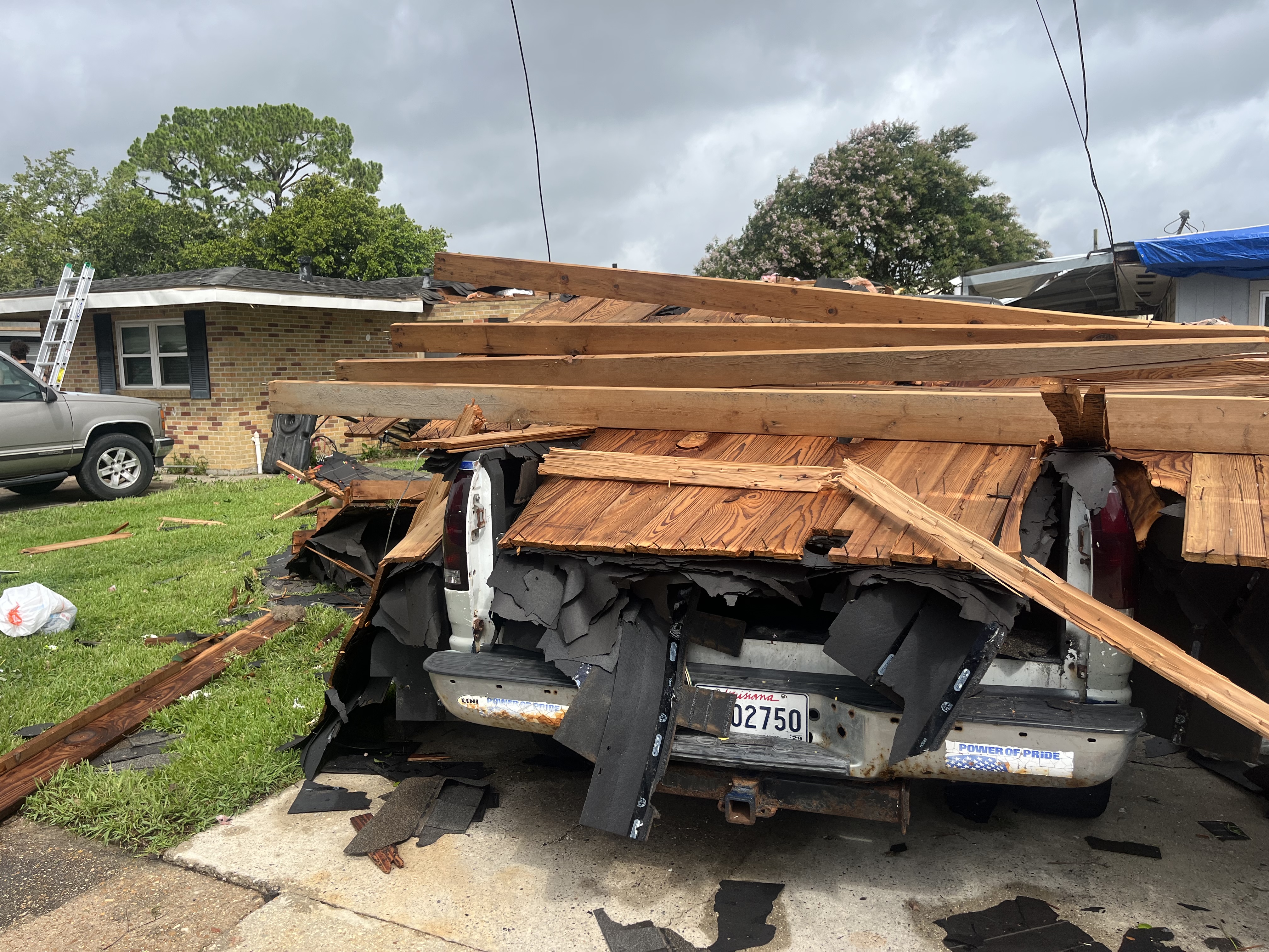Houma neighbors help pick up pieces after tornado rips through ...