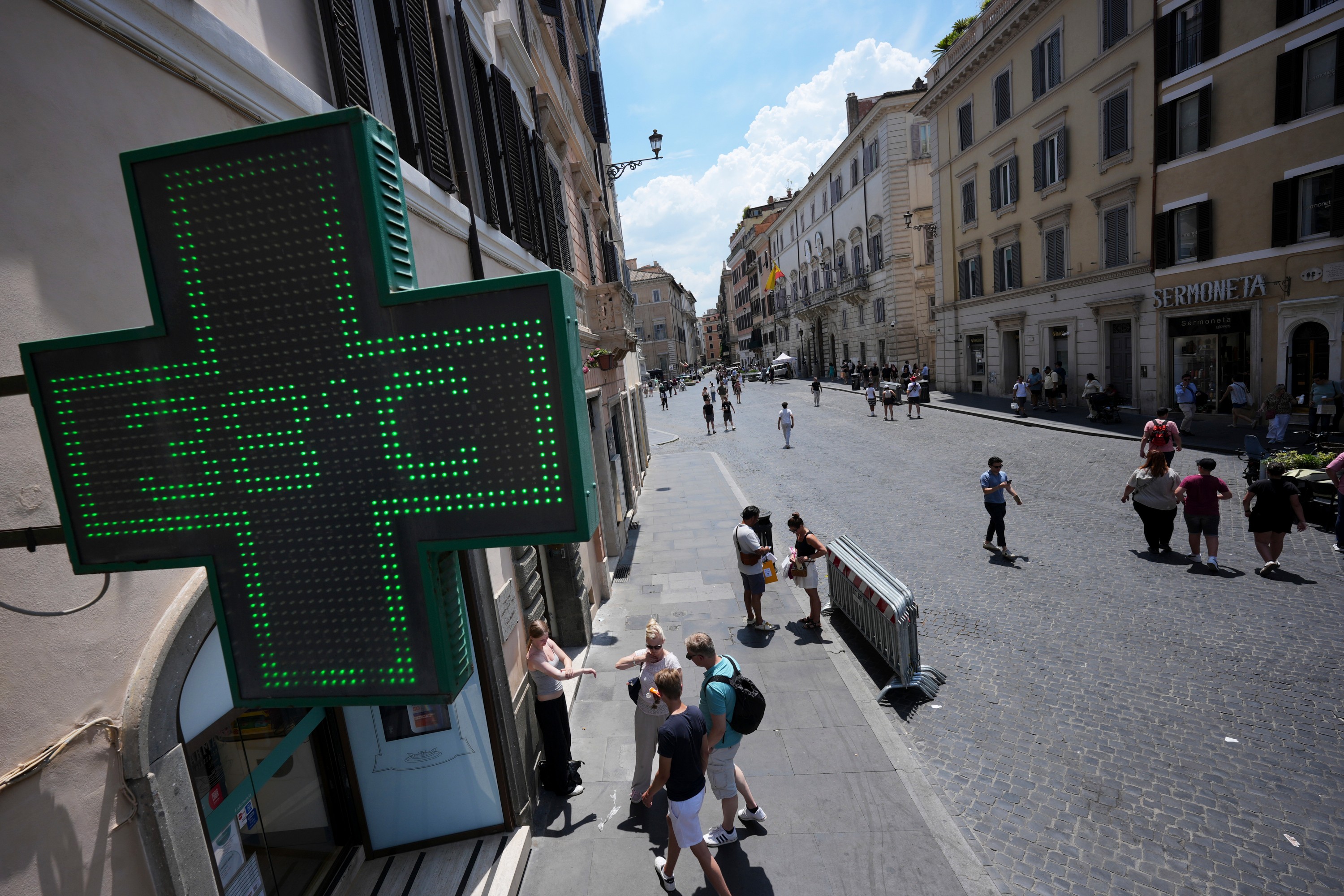 Heat In Rome Crowded fountains and scorching streets: Europe's record-breaking heat ...