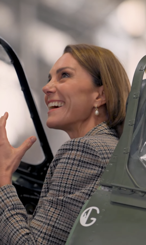 Kate também usou brincos de pérola. Crédito: Príncipe e Princesa de Gales/Instagram
