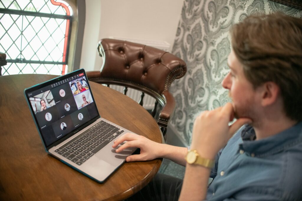 Homme sur un ordinateur portable participant à une vidéoconférence.