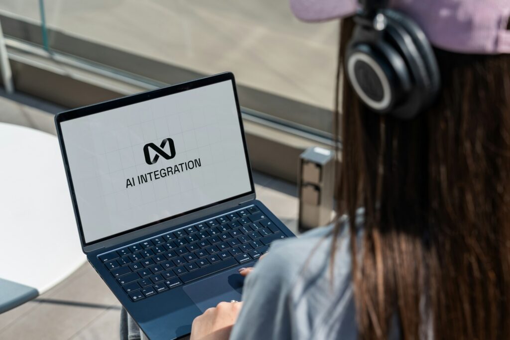 Personne utilisant un ordinateur portable avec le logo d'intégration IA affiché.