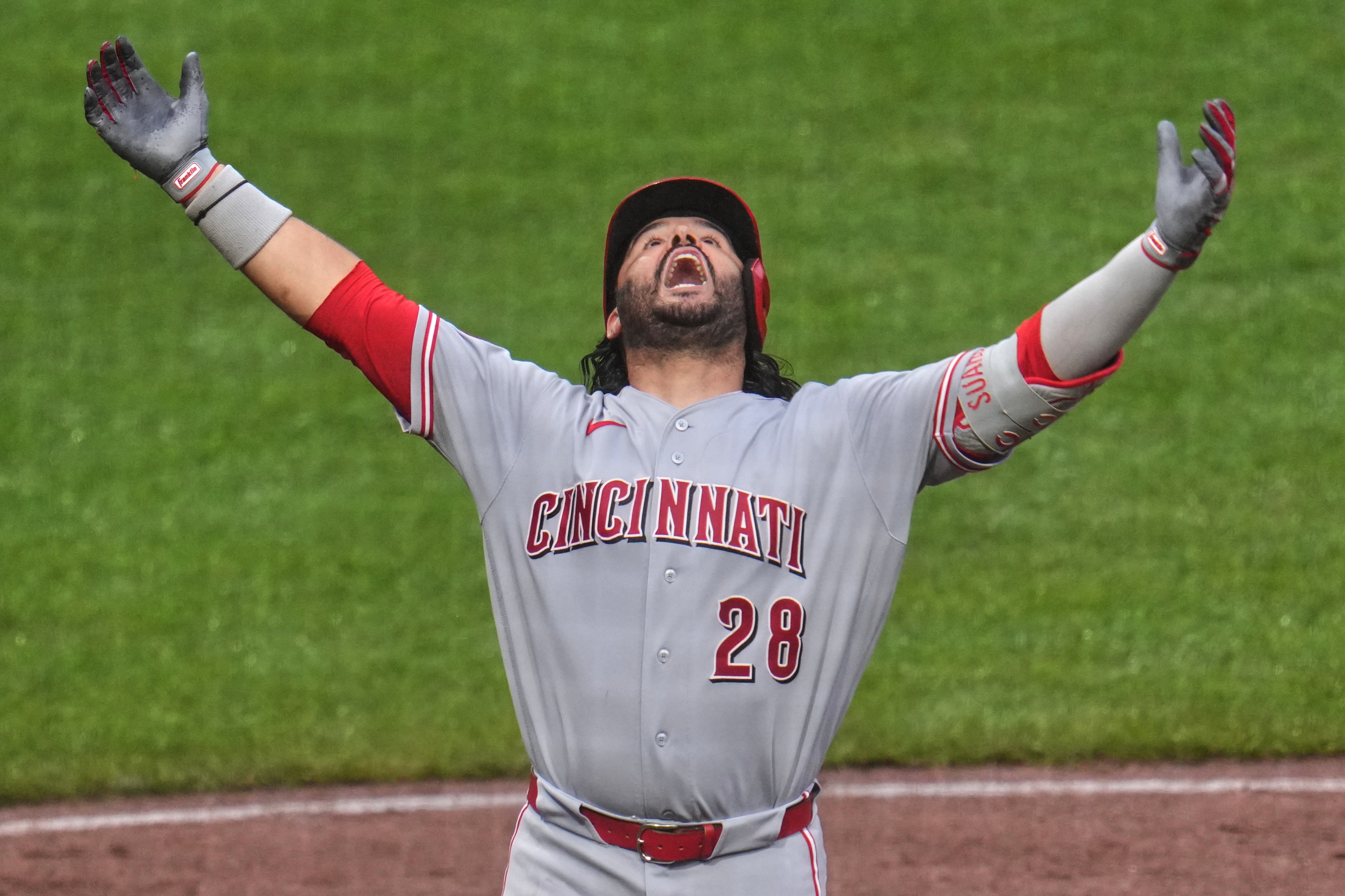New Photo - Reds' Eugenio Suárez leaves after taking pitch to hand; X-ray inconclusive, CT scan scheduled