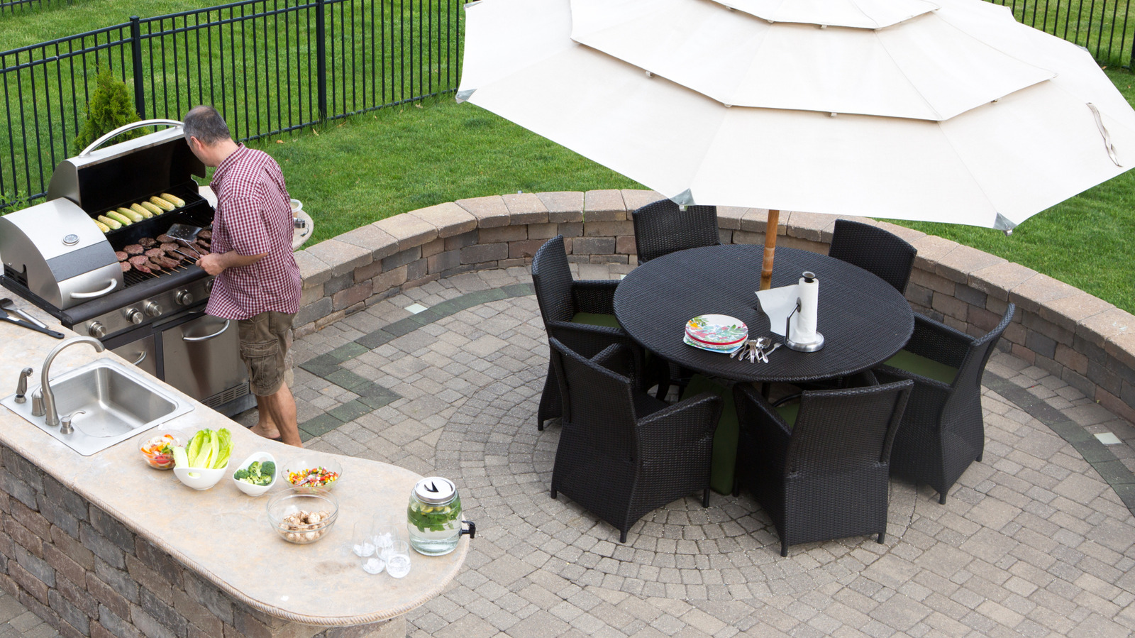 expandable patio table with umbrella hole Outdoor Expandable Outdoor Dining Table for 4-8 People, Aluminum Frame with Poly Table Top