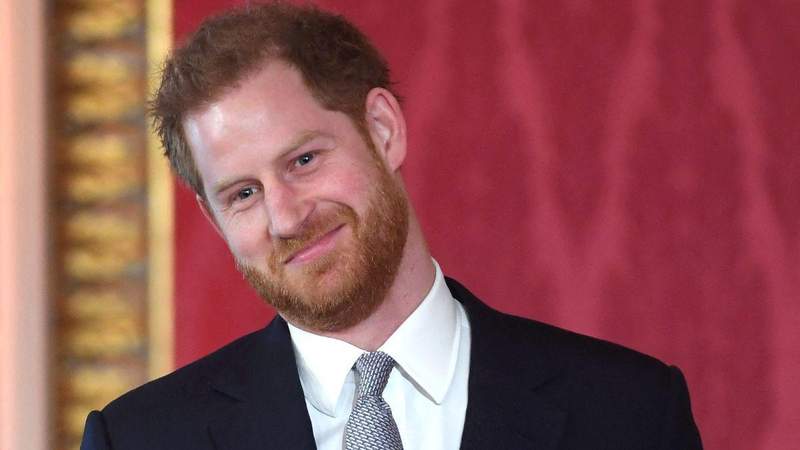El príncipe Harry acordó quedarse en el Palacio de Buckingham durante una visita de verano, según fuentes.MEGA