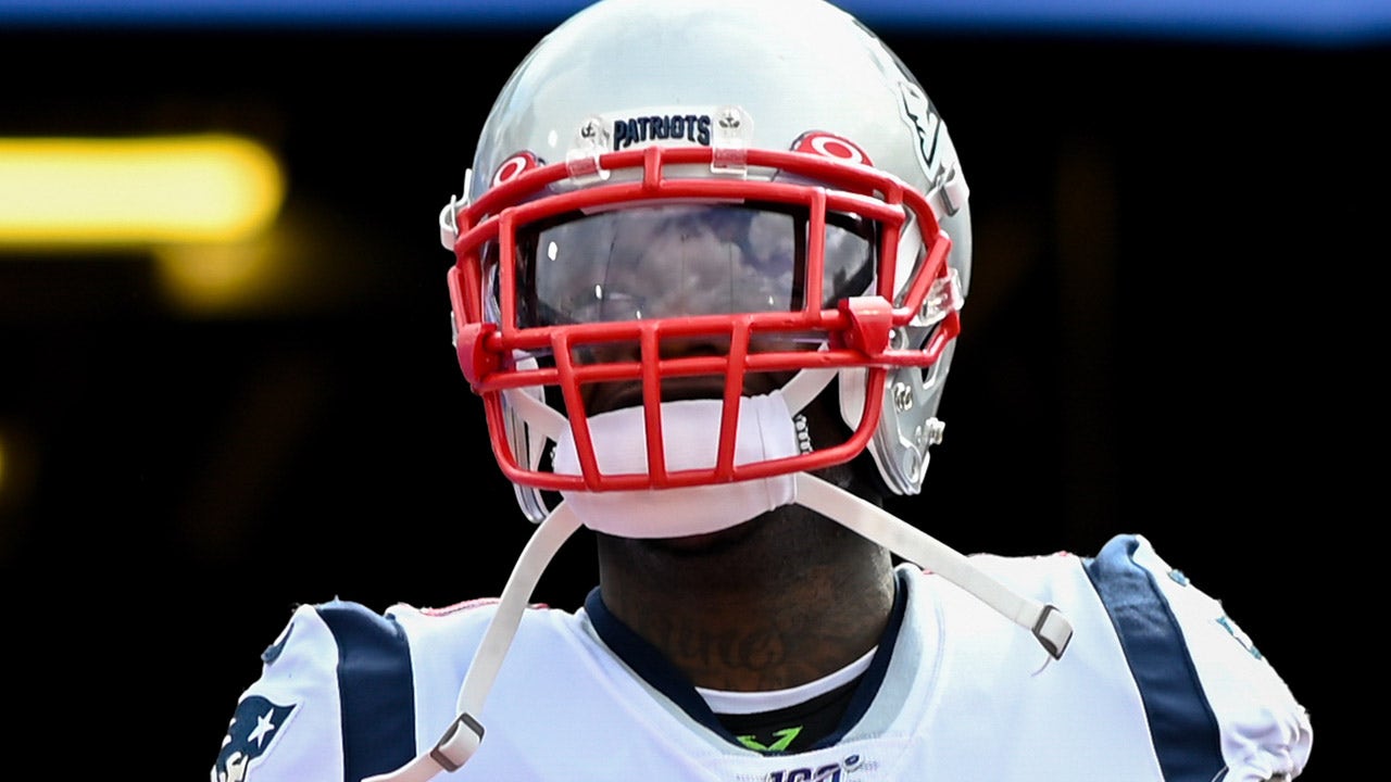 El receptor abierto de los New England Patriots, Josh Gordon, entra al campo en New Era Field.